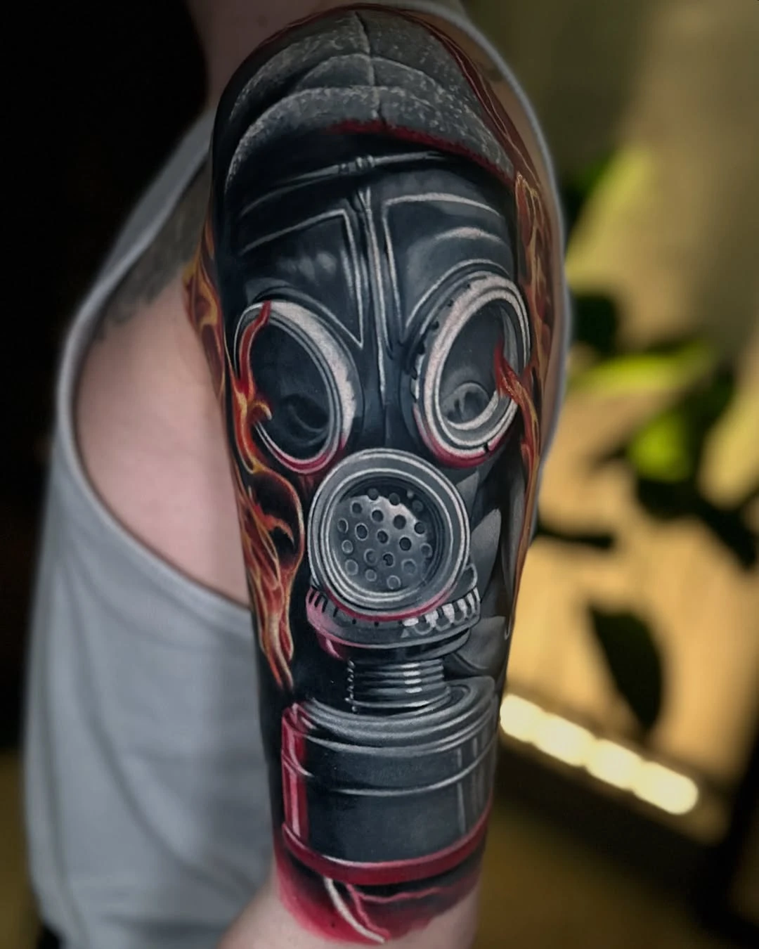 SEZTATTOOGALLERY — Gaz maskesi, kırmızı aksan